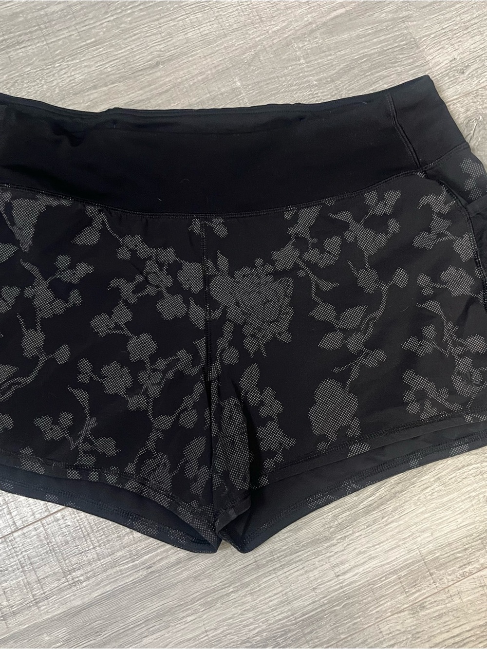 EUC Women's Black Floral Performance Shorts